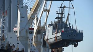 Begehrtes Rüstungsgut: Ein deutsches Küstenschutzboot wird für den Export nach Saudi-Arabien verladen. Foto: dpa