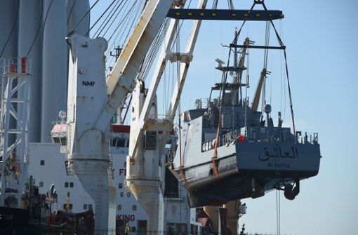 Begehrtes Rüstungsgut: Ein deutsches Küstenschutzboot wird für den Export nach Saudi-Arabien verladen. Foto: dpa