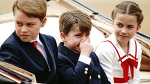 Prinz Louis hält sich die Nase zu, Prinzessin Charlotte und Prinz George schauen sich das Spektakel von „Trooping the Colour“ an. Foto: dpa/Aaron Chown