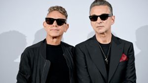 Die Musiker Martin Gore (l.) und Dave Gahan von Depeche Mode posieren bei einem Fototermin in Berlin. Die Band kündigte am Dienstag ihr Comeback an. Foto: dpa/Britta Pedersen