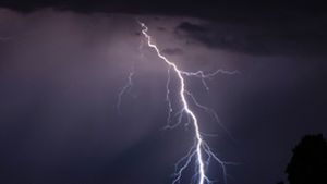Sachsen, Radebeul: Blitze gehen während eines Gewitters im sächsischen Radebeul nieder (Archivbild). Foto: dpa/Robert Michael