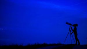 Eine Frau fotografiert den Nachthimmel über Rögnitz (Mecklenburg-Vorpommern) und versucht Sternschnuppen mit der Kamera aufzunehmen. Foto: dpa