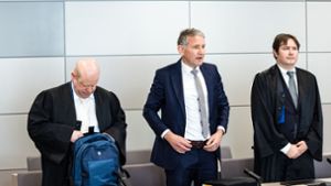 Björn Höcke zwischen zwei seiner drei Anwälte. Foto: dpa/Jens Schlueter