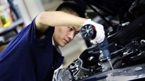 Wegen des Coronavirus stand auch bei Daimler in China die Produktion still. Seit Anfang Februar läuft sie langsam wieder an –  wie hier in einem Werk in Peking. Foto: Daimler AG