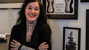 Netti Duden, Shop-Managerin eines Tattoo-Studios in Prenzlauer Berg, steht im Foyer des Studios. Sie trägt auch ein Trauer-Tattoo, eine Zeichnung ihres verstorbenen Katers. Foto: dpa/Paul Zinken