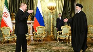 Wladimir Putin begrüßt Ebrahim Raisi (r) während eines Treffens im Kreml im Dezember 2023. Foto: Pavel Bednyakov/Pool Sputnik Kremlin/AP/dpa