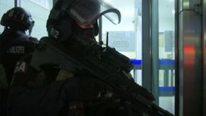 Schwerbewaffnete Einsatzkräfte sind nach den Schüssen in der Wiener Innenstadt im Einsatz. Foto: dpa