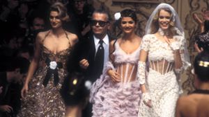 Karl Lagerfeld mit drei der berühmtesten Supermodels überhaupt: Cindy Crawford, Helena Christensen und Claudia Schiffer (von links). Foto: imago images/Starface/Guy Marineau/Starface