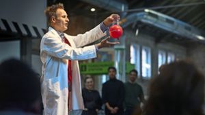 In einer Wissenschaftsshow zeigt Udo Grunwald als Dr. Knall Experimente mit einem Luftballon und einem Glas Wasser. Foto: Gottfried Stoppel