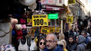 Preise werden in einem Bekleidungsgeschäft im Eminonu-Geschäftsviertel angezeigt. Foto: Khalil Hamra/AP/dpa