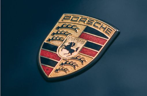 Fahrerflucht in Böblingen: Die Polizei sucht nach dem Fahrer eines schwarzen Porsche-Geländewagen (Symbolbild). Foto: Unsplash/Clement Roy