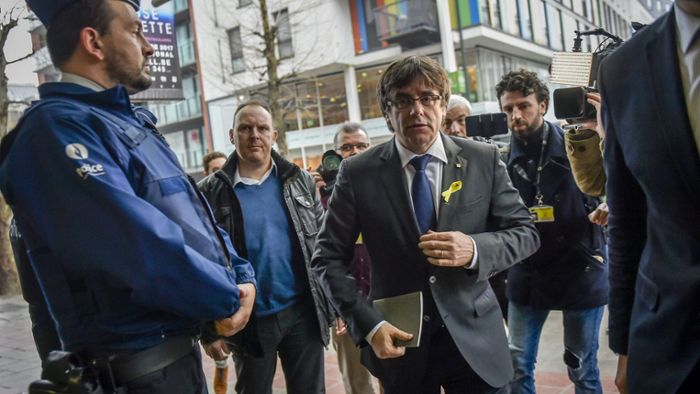 Puigdemont zu Treffen mit Rajoy außerhalb Spaniens bereit