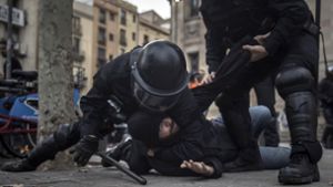 Bei den Protesten in Barcelona werden mehr als 60 Menschen verletzt. Foto: AP