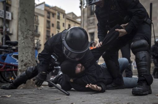 Bei den Protesten in Barcelona werden mehr als 60 Menschen verletzt. Foto: AP