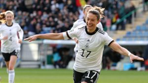 Deutschlands Torschützin Felicitas Rauch feiert im April ihren Treffer gegen Portugal. Am Dienstagabend werden die Trikots der Frauen von den DFB-Männern getragen. Foto: dpa/Friso Gentsch