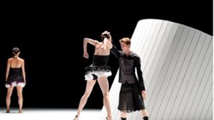 „Pure Bliss“ heißt der Abend, für den das Stuttgarter Ballett im Februar die Bühne Johan Inger überlässt. Neben „Out of Breath“ (hier mit Shaked Heller) ist auch eine Uraufführung zu sehen. Foto: Stuttgarter Ballett