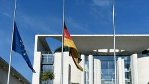 Die europäische und die deutsche Flagge vor dem Bundeskanzleramt in Berlin auf halbmast:  Nach dem Anschlag in München war auf 23. Juli 2016  Trauerbeflaggung in ganz Deutschland angeordnet worden. Foto: dpa/Rainer Jensen