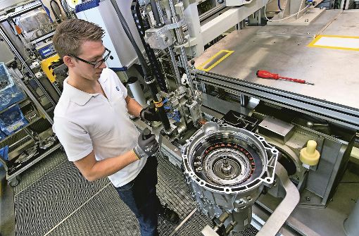 E-Mobilität spielt auch am ZF-Standort Saarbrücken eine Rolle:   Hier wird gerade ein    8-Gang-Hybridgetriebe für  Pkw montiert. Foto: dpa