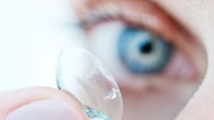 Mindestens 3,4 Millionen Menschen in Deutschland tragen Kontaktlinsen. Die Sehhilfen sind ein Fremdkörper im Auge, die das Risiko für teils schwere Infektionen der Hornhaut erhöhen. Foto: picture alliance / dpa-tmn/Franziska Gabbert
