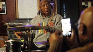 US-Entertainer Bill Cosby ist erstmals nach einem Missbrauchsprozess gegen ihn wieder auf der Bühne gestanden. Foto: AP