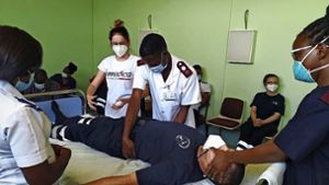 Laura Schlucke (im Humedica-Shirt) bei einer Übung zur Behandlung von Covid-19-Patienten in Namibia. Foto:   Humedica