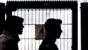 Zwei Männer stehen vor der Landesaufnahmebehörde Niedersachsen: Derzeit herrscht Uneinigkeit über eine Arbeitspflicht für Asylbewerber. Foto: Julian Stratenschulte/dpa