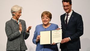 Die frühere Kanzlerin Angela Merkel (Mitte) bekam den  NRW-Staatspreis von Hendrik Wüst, Ministerpräsident von Nordrhein-Westfahlen, verliehen. Foto: AFP/INA FASSBENDER