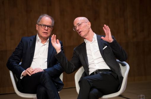 Jacques Herzog (re.) und Pierre de Meuron bei einer Pressekonferenz zur Eröffnung der Elbphilharmonie 2016 Foto: dpa/Christian Charisius
