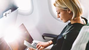Wer auf Internet im Flugzeug nicht verzichten möchte, muss je nach Airline tief in die Tasche greifen. Foto: GaudiLab/Shutterstock.com