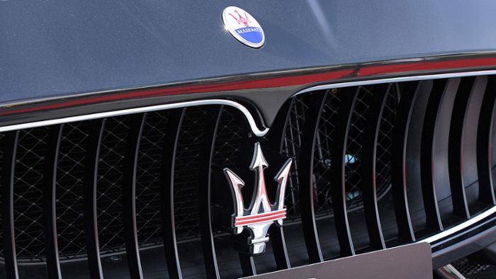 Maserati prallt gegen Lexus – hoher Sachschaden