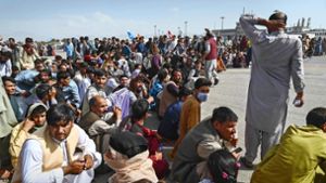 Viele Menschen in Afghanistan hoffen das Land auf dem Luftweg verlassen zu können. Foto: AFP/Wakil Kohsar
