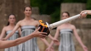 Darstellerinnen nehmen an der offiziellen Zeremonie zur Entzündung der Flamme für die Olympischen Spiele in Paris auf dem Gelände des antiken Olympia in Griechenland teil. Foto: Thanassis Stavrakis/AP