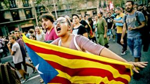 Befürworter der Unabhängigkeit Kataloniens demonstrieren zwei Tage nach dem Referendum in der Innenstadt von Barcelona. Foto: AP/dpa