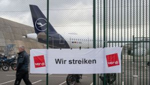 Auch am Freitag soll das Luftsicherheitspersonal von Lufthansa streiken. Foto: dpa/Boris Roessler