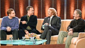Leonardo DiCaprio und Tom Hanks im Gespräch mit  Thomas Gottschalk und Steven Spielberg (von links) bei „Wetten, dass..?“ im Jahr 2003 in Böblingen. Foto: ZDF/Sauerbrei