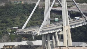 Ein Stück der Autobahnbrücke ragt nach dem Einsturz ins Leere. Foto: ANSA/AP