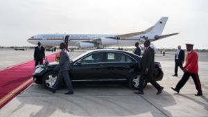 Ein Flugzeug mit Bundespräsident Frank-Walter Steinmeier ist 2017 in Gambia gelandet und wieder gestartet – ein Flieger mit Sedia Kijera hätte dort nicht landen dürfen. Foto: dpa/Bernd von Jutrczenka)