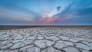 Ausgetrocknet: der  Namaksee im Iran, jetzt eher eine Salzwüste als ein Salzsee. Foto: imago images/Konrad Zelazowski