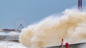 Riesige Wellen schlagen über die Uferpromenade im britischen Blackpool. Foto: dpa/Peter Byrne