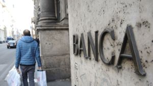 Auf der Außenwand einer Filiale des italienischen Geldhauses Unicredit in Rom steht das italienische Wort für Bank geschrieben. Foto: dpa/Lena Klimkeit
