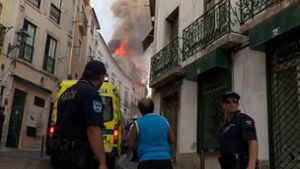 Polizisten beobachten ein Feuer in einem Wohnhaus im Lissaboner Viertel Alfama. Foto: Global Imagens