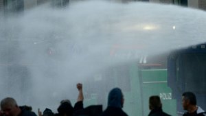 Nachdem bei einer Demo von Hooligans in Köln Flaschen, Steine und Feuerwerkskörper auf die Beamten geworfen worden seien, setzte die Polizei Wasserwerfer ein. Foto: dpa