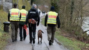 Polizisten am 22. März in Regensburg (Bayern) auf einem Weg am Ufer der Donau, nahe der Stelle wo die 20-jährige Studentin am 19. März nach einer Party verschwand. (Archivfoto) Foto: dpa