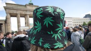 Tausende Menschen feierten am Brandenburger Tor bei der Kundgebung und dem Fest zur Legalisierung von Cannabis. Foto: Paul Zinken/dpa