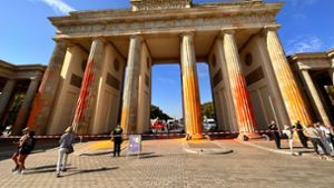 Mitglieder der Klimagruppe Letzte Generation sprühten das Brandenburger Tor im vergangenen September mit oranger Farbe an. Foto: Paul Zinken/dpa