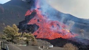 Der Vulkan auf La Palma hält die 85.000 Bewohner der Kanareninsel weiter in Atem. Die mehr als 1000 Grad heiße Lava zerstört immer wieder neue Flächen. Foto: AFP/HANDOUT
