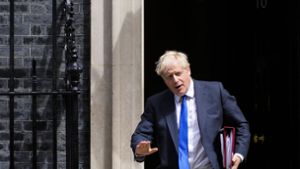Alles halb so schlimm, signalisiert Boris Johnson vor seinem Amtssitz. Doch ob ihm das noch hilft? Foto: dpa/Frank Augstein