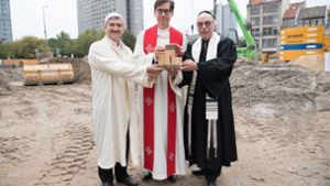 Iman Kadir Sanci (links), Pfarrer Gregor Hohberg (Mitte) und Rabbiner Andreas Nachama auf der Baustelle. Foto: dpa/Jörg Carstensen