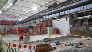 So sieht der entkernte Haupttribünenbereich in der Arena mit der neuen Bodenplatte aktuell aus. Foto: Baumann