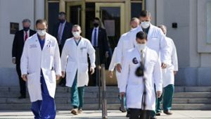 Die Ärzte gaben am Sonntag ein Statement zum Gesundheitszustand des US-Präsidenten ab. Foto: AP/Jacquelyn Martin